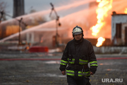 Пожар после обстрела нефтебазы в Шахтёрске. ДНР, пожар, тушение, огонь, пожарные, нефтебаза