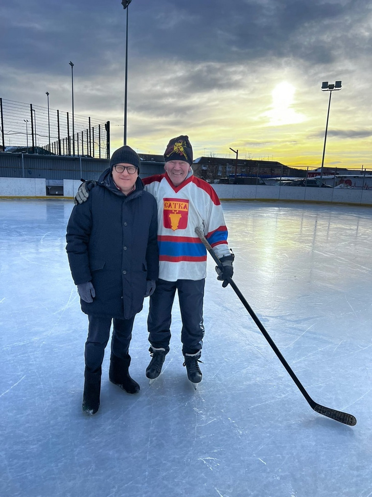 Супруги встретили Турсукова Габдрашита Исмагиловича, ветерана хоккейного клуба «Сатка» и футбольного клуба «Сатка»