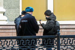 Полицейский патруль проверяет прохожих. Челябинск, проверка, полиция, патруль полиции, атруль