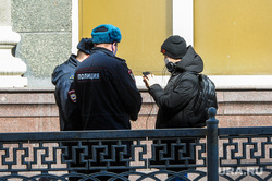 Полицейский патруль проверяет прохожих. Челябинск, проверка, полиция, патруль полиции, атруль
