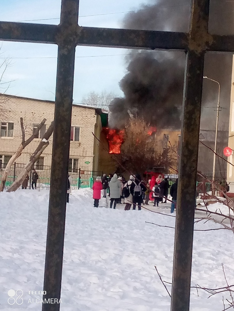 Детей вывели на улице из горящего здания