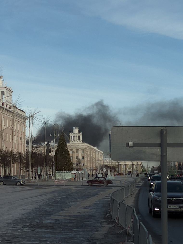 Дым от пожара видно с центральной площади