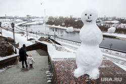 Снежные виды города. Тюмень, снеговик, набережная тюмени