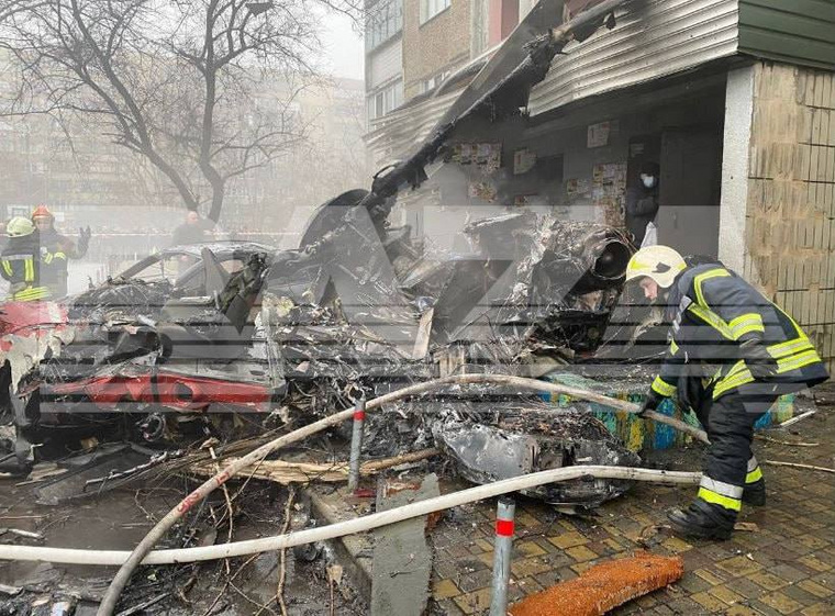 Вертолет упал на детский сад в Киевской области и задел жилой дом