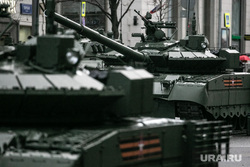 Движение техники для репетиции Парада Победы 9 мая. Москва, военная техника на марше, т-90, танк, колонна техники