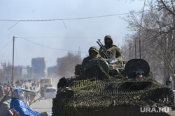 Ситуация в осажденном Мариуполе. Украина, старушки, бабушки, бмп, армия, военные, техника, украина, мариуполь, солдат, народная милиция, комендатура, вс рф