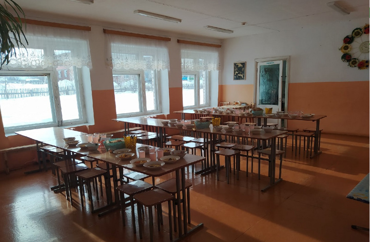 В здании оборудована школьная столовая