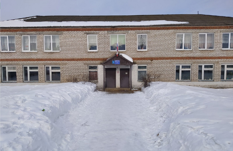 Здание школы расположено в селе Мокино
