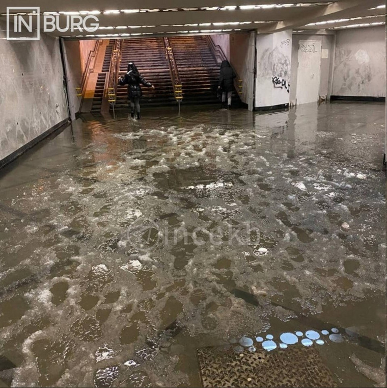 Потоп случился на выходе из метро к станци