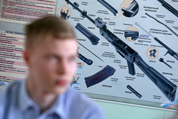 Ученики старших классов должны изучать российское оружие, и как им пользоваться