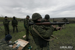 Мобилизованные резервисты на полигоне в Донецкой области. ДНР, армия, военные, солдаты, оружие, стрельбище, война, стрелки, военные сборы, пехота, бой, полигон, резервисты, мобилизованные, огневая подготовка, пехотинцы, боестолкновение