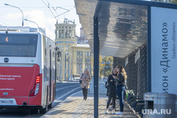 "Бабье лето". Пермь, автобусная остановка, стадион динамо, пассажиры автобуса, осень в городе, улица революции
