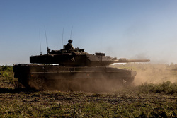 Великобритания продолжает уговаривать страны НАТО поставить танки на Украину, заявил Джеймс Клеверли