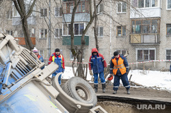 Провал мусоровоза на ул.Торговой 20. Пермь, коммунальная авария, дтп, авария, промоина, торговая улица 20