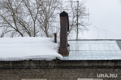 Городские картинки. Пермь зима, снег на крыше, весна в городе