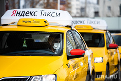 Дезинфекция автомобилей такси «Яндекс.Такси». Екатеринбург, такси, водитель, таксист, медицинская маска, защитная маска, яндекс такси, маска на лицо, желтая машина, covid19, мужчина в маске