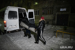 Ситуация около дома на улице Советская после выстрелов днем 13 февраля. Среднеуральск, катафалк, вынос тела, похоронщики, груз200