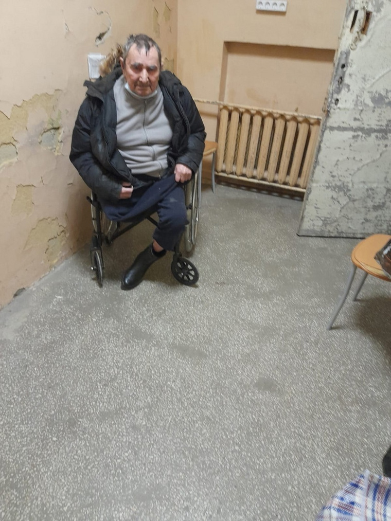 По словам внучки, от долгого сидения в инвалидной коляске и затрудненного дыхания дедушке становилось хуже с каждым часом