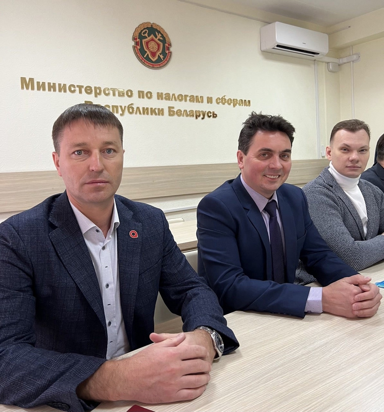 Депутат Алексей Маркин (слева) сейчас находится в командировке в Белоруссии