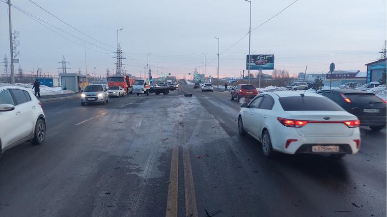 Мать ребенка, управлявшая автомобилем, на встречной полосе курганской улицы Бурова-Петрова врезалась в эвакуатор Hyundai