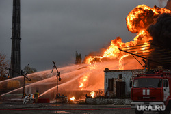Пожар после обстрела нефтебазы в Шахтёрске. ДНР, пожар, тушение, огонь, пожарные, нефтебаза