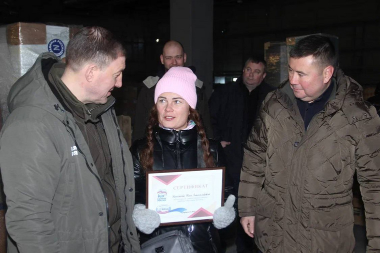 Андрей Турчак лично вручил жителям Мариуполя сертификаты на мебель и технику