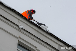Последствие снегопада. Челябинск, крыша, дворник, жкх, снег на крыше, чистка снега, комунальщики