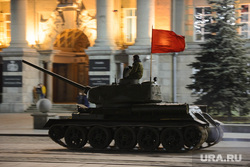 Вечерняя репетиция парада на Площади 1905 г. Екатеринбург, танки в городе, т-34