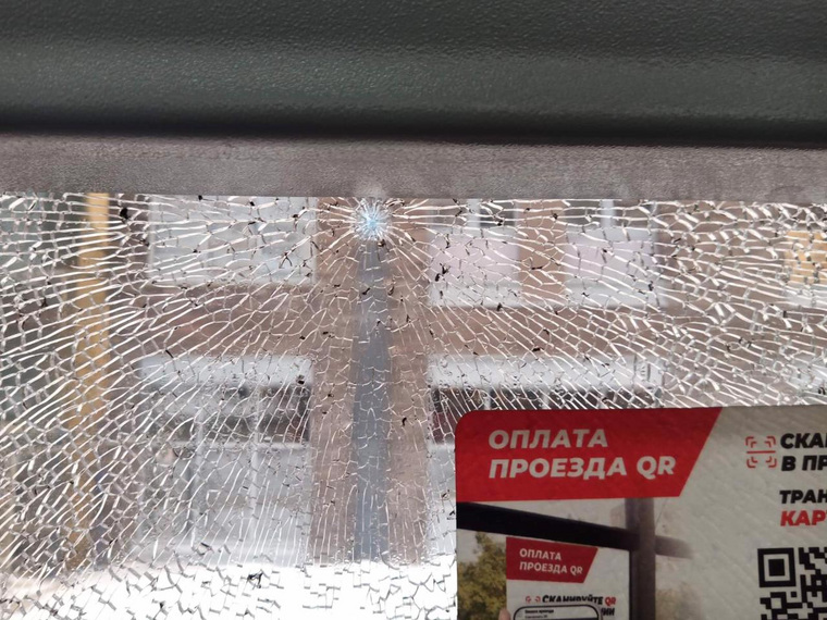 Пуля попала в окно автобуса