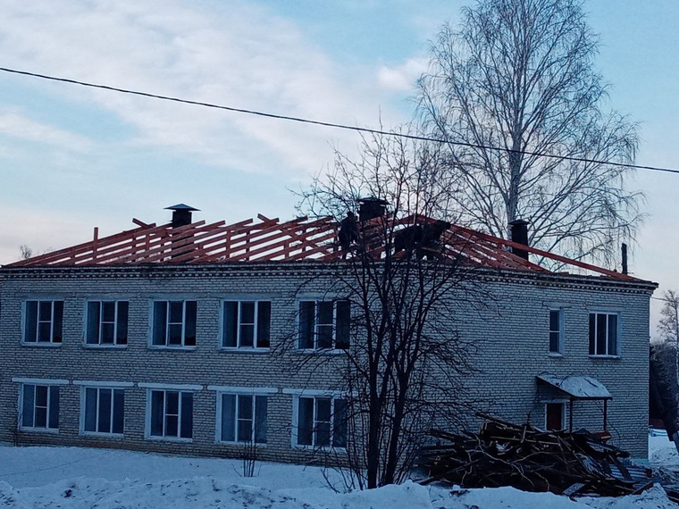 В рамках реновации в учреждении меняют крышу