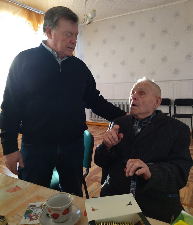 Иван Павлович Язовских (справа) признан почетным гражданином Шадринского округа
