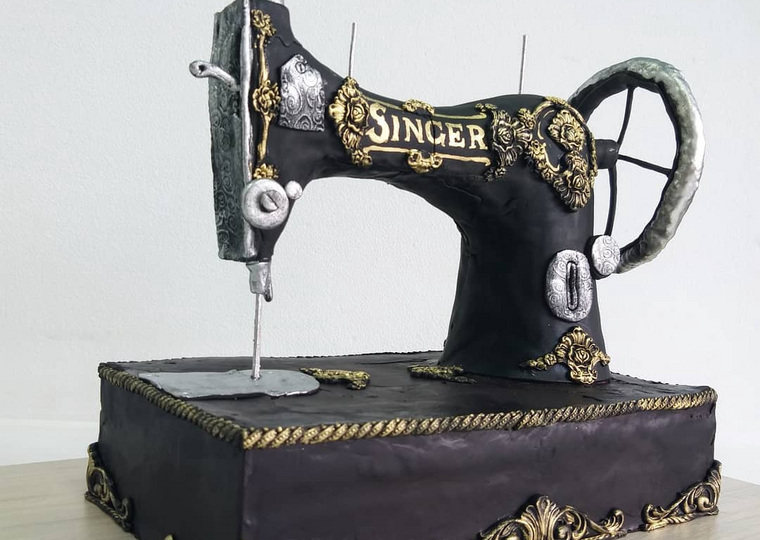 Кондитер приготовила торт в видео швейной машинки «Singer»