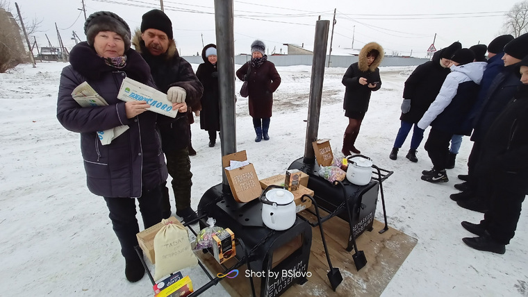 Жители села Нижнетобольное Белозерского округа передали две буржуйки и районные газеты на фронт