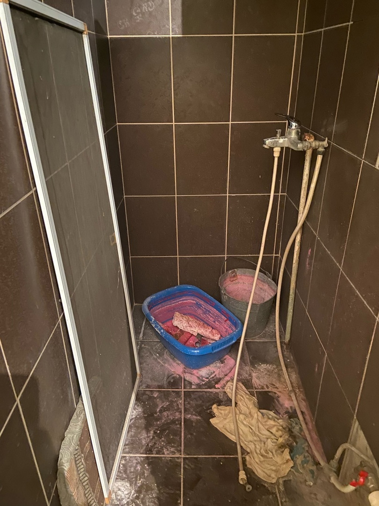 Так выглядит душ в маневренном жилье, которое администрация предоставила для погорельцев