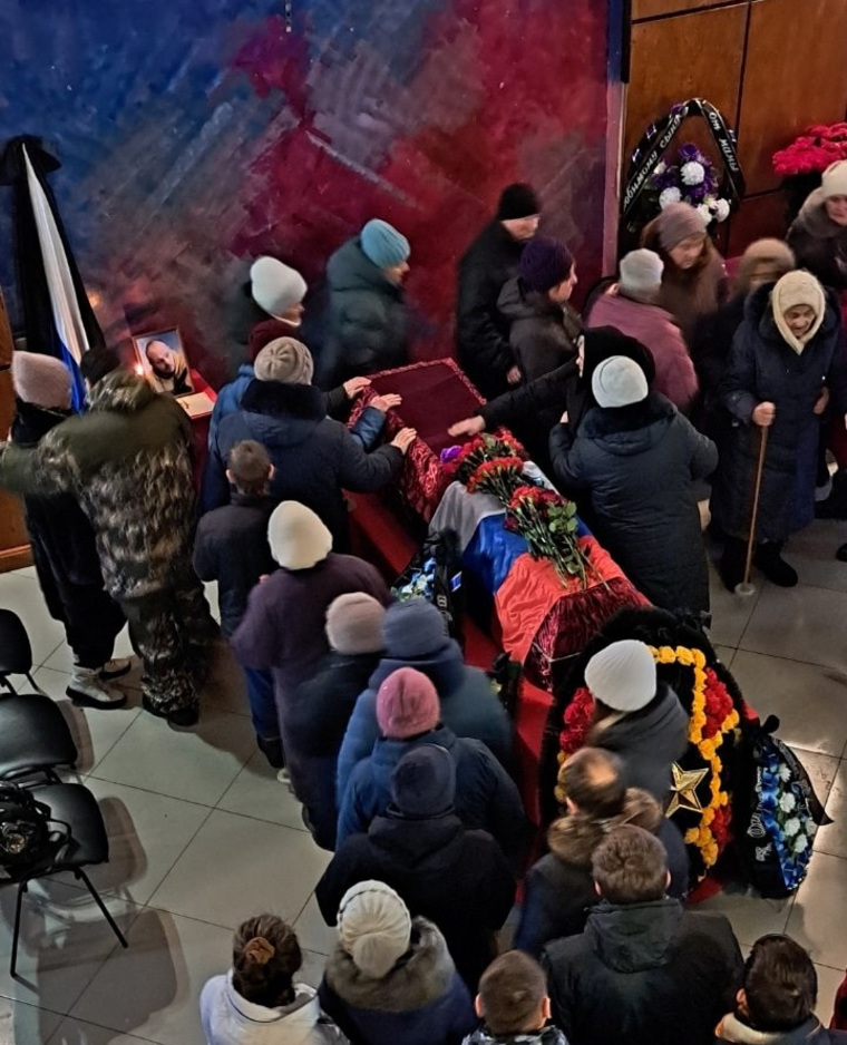 Жители Южного Коспашского прошли проститься с погибшим воином