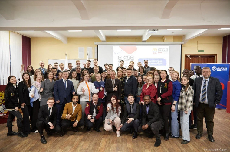 Первые 40 студентов Уральского института управления вступили в ряды «Движения первых», чтобы стать наставниками для школьников