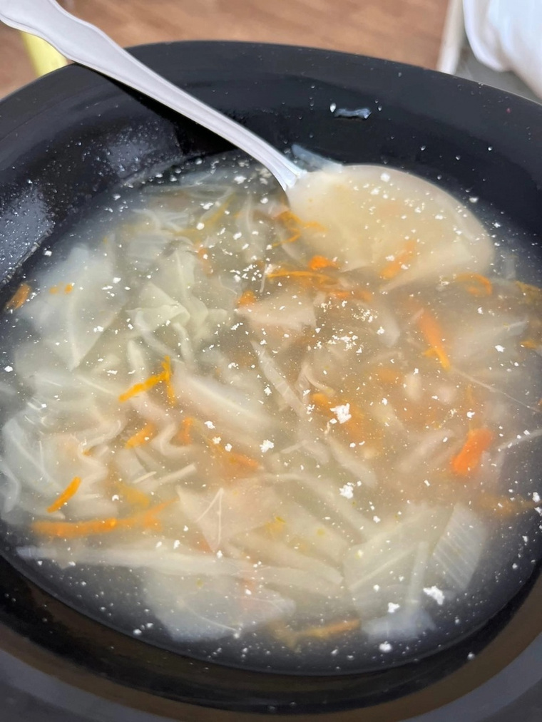 В больнице выдают скудное питание — супы с овощами и небольшим количеством мяса