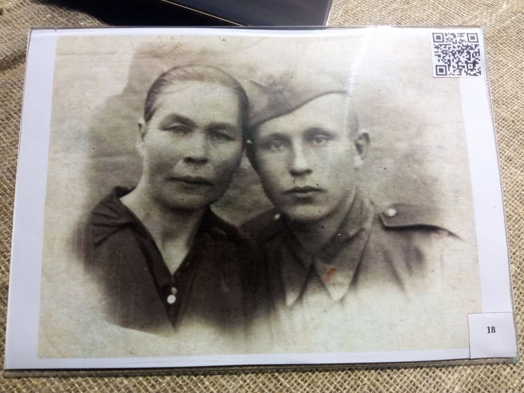 Александр Яковлевич Грузков со своей матерью Прасковьей Григорьевной перед отправкой на фронт в 1942 году