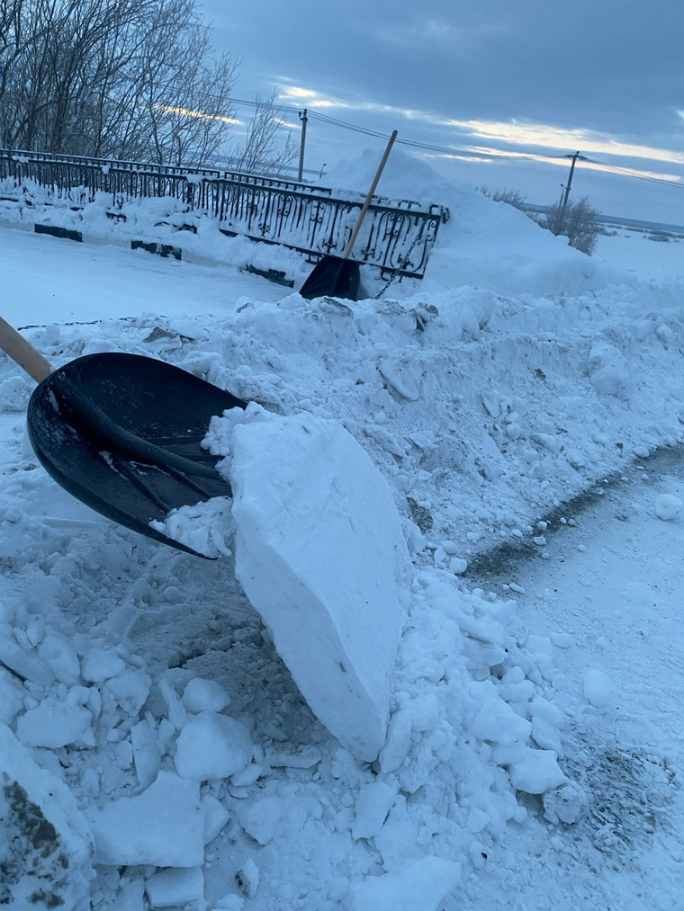 Жители жалуются на глыбы, которые остаются после уборки снега трактором