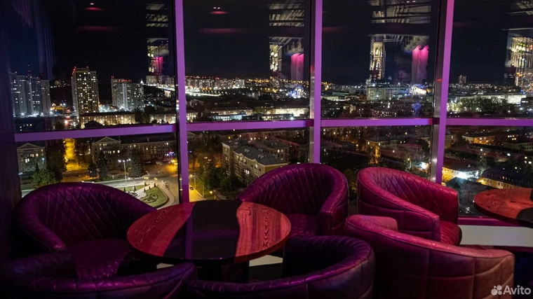 В баре — панорамный вид из окна с 19 этажа