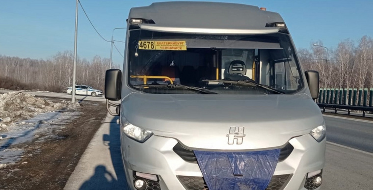 В автобусе ехало 11 пассажиров, всех их отправили в Челябинск попутным транспортом