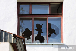 Заброшенная школа-интернат по улице Карбышева 52. Курган, разбитые стекла, заброшенное здание, окна без стекол, выбитые окна, школа интернат