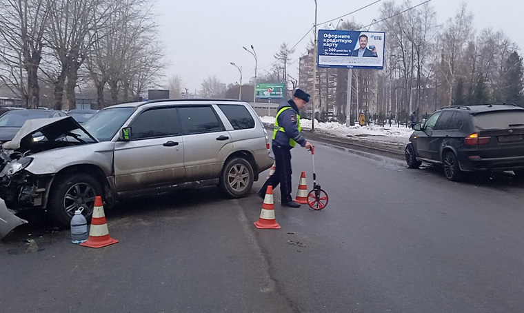 В Екатеринбурге на Сибирском тракте в ДТП двух иномарок BMW и Subaru пострадали дети и мужчина
