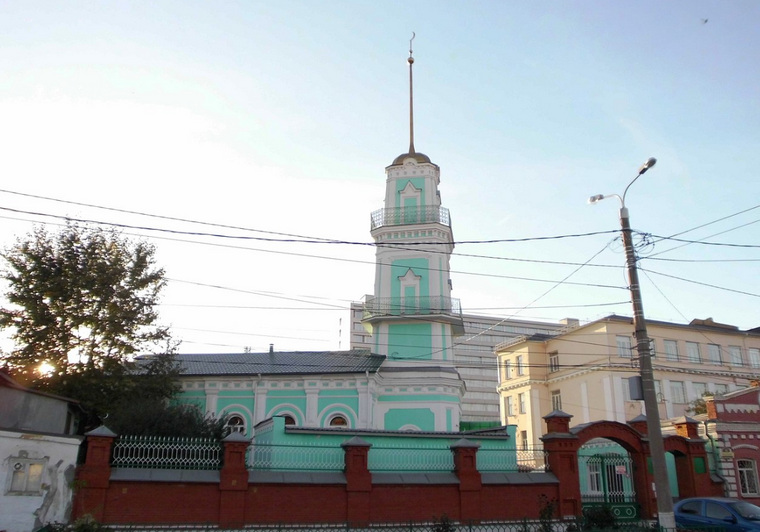 Белая мечеть была построена в Центральном районе Челябинска по адресу улица Елькина, дом 16 в период с 1890 по 1899 года