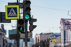 Виды города. Пермь, пешеходный переход, дорожный знак, перекресток, светофор, знак пешеходного перехода