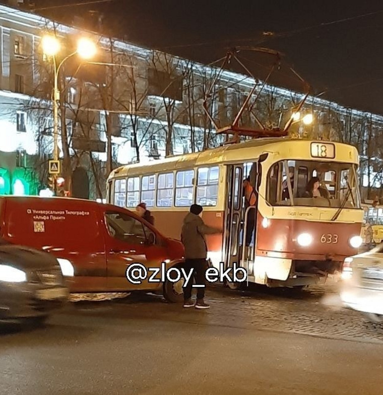 В центре Екатеринбурга автомобиль столкнулся с трамваем