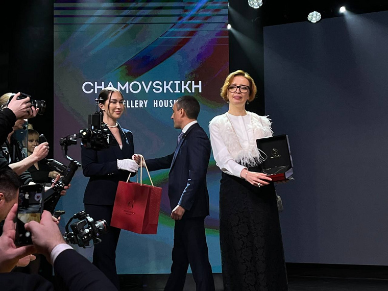 Виктория Панова (в светлой блузке) забрала главный приз светского вечера — колье с рубином и 38 бриллиантами