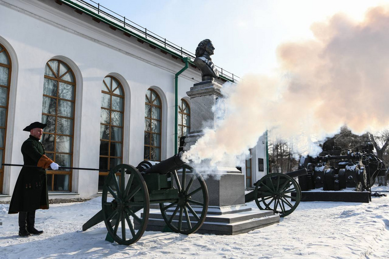 Организаторы фестиваля BACH-FEST решили вспомнить традиции Санкт-Петербурга, где каждый день возле Петропавловской крепости звучат залпы пушек