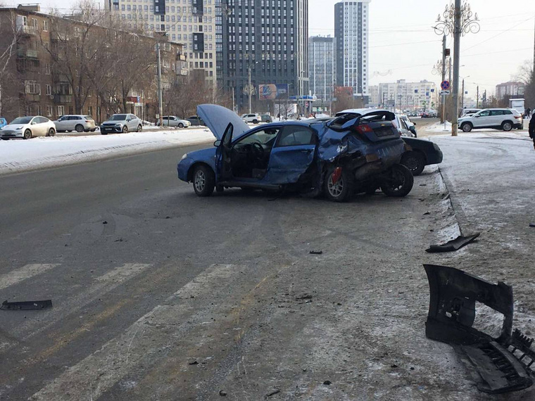 В результате ДТП автомобиль «Шевроле Лачетти» въехал в столб и ограждение