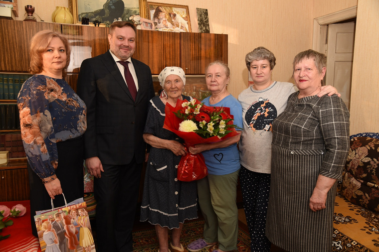Анне Гречишкиной (третья слева) исполнилось 100 лет
